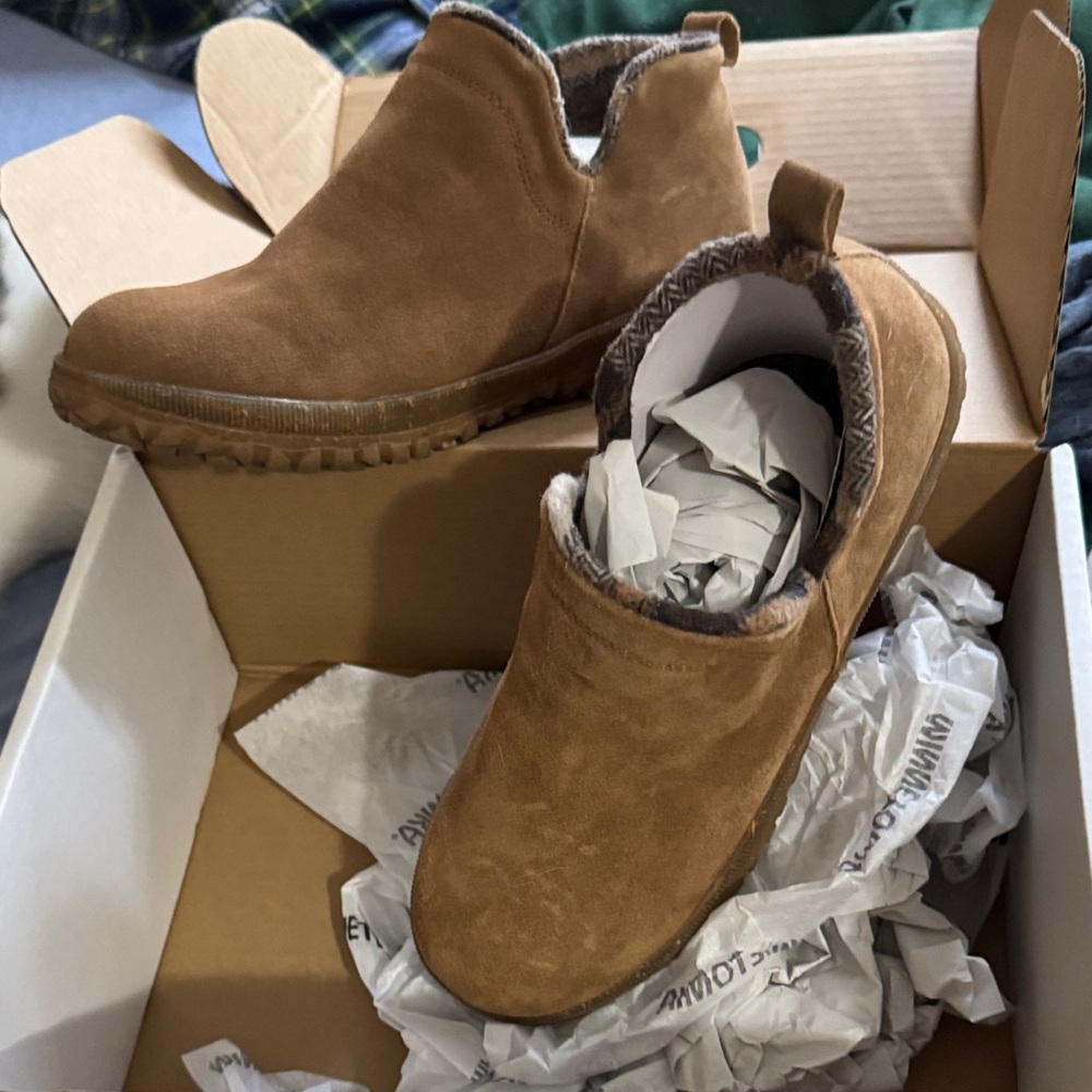 Minnetonka Ladies Dusty Brown Suede Slip-On Boots size 9  84923
